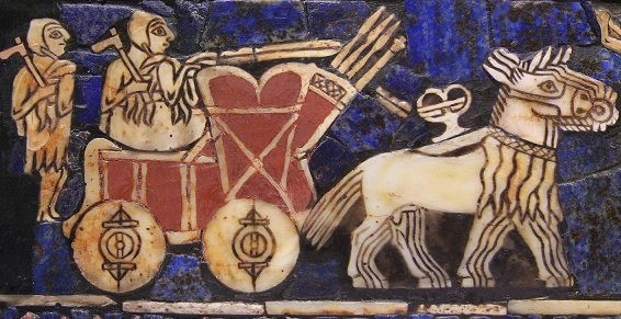 Carro de guerra puxado por quatro onagros e levando dois homens.