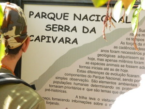O parque tem placas sinalizadoras que indicam os locais, orientam os visitantes e explicam os vestígios históricos.