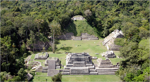Praça cerimonial de Caracol.