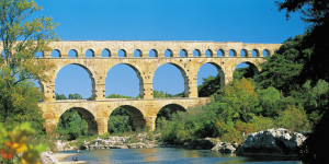 Aqueduto de Gard, na França, 49 m de altura e 262 m de extensão. Obra romana do séc. I a.C., levava água à cidade de Nîmes de uma fonte a 50 km de distância.