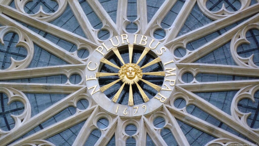 "Nec pluribus impar", divisa de Luis XIV que significa "Superior ao resto dos homens", Catedral de Orleans, França.