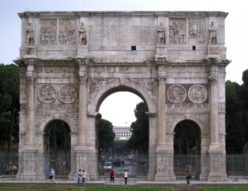 Arco de Constantino, 21 m de altura, 26 m de largura e 7,4 m de profundidade.