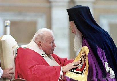Encontro entre o papa João Paulo II e o patriarca Bartolomeu I, em 2004.