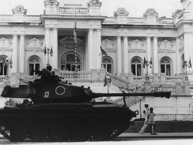 Tanque em frente ao Palácio da Guanabara, RJ, 1964