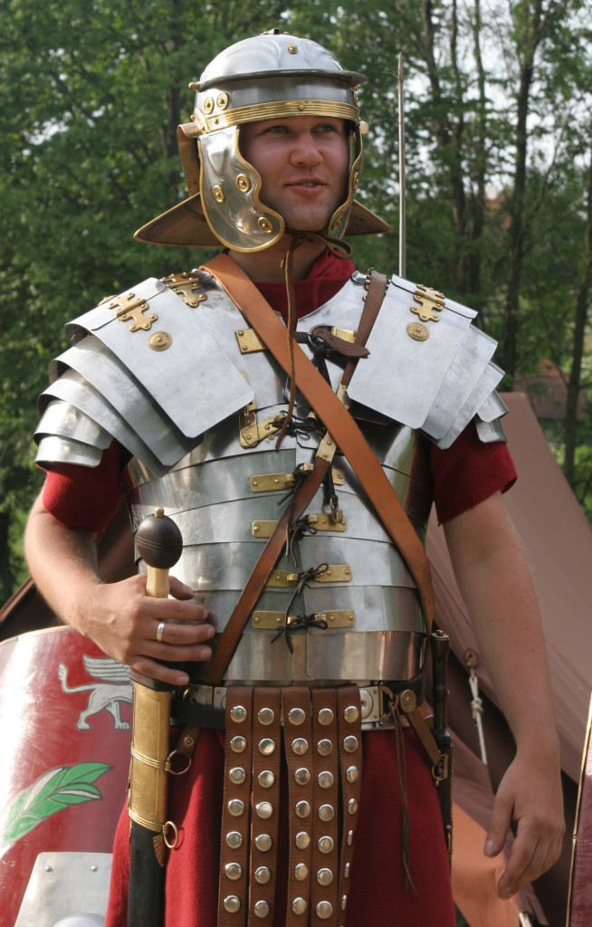 Legionário romano vestindo a "segmentata lorica".