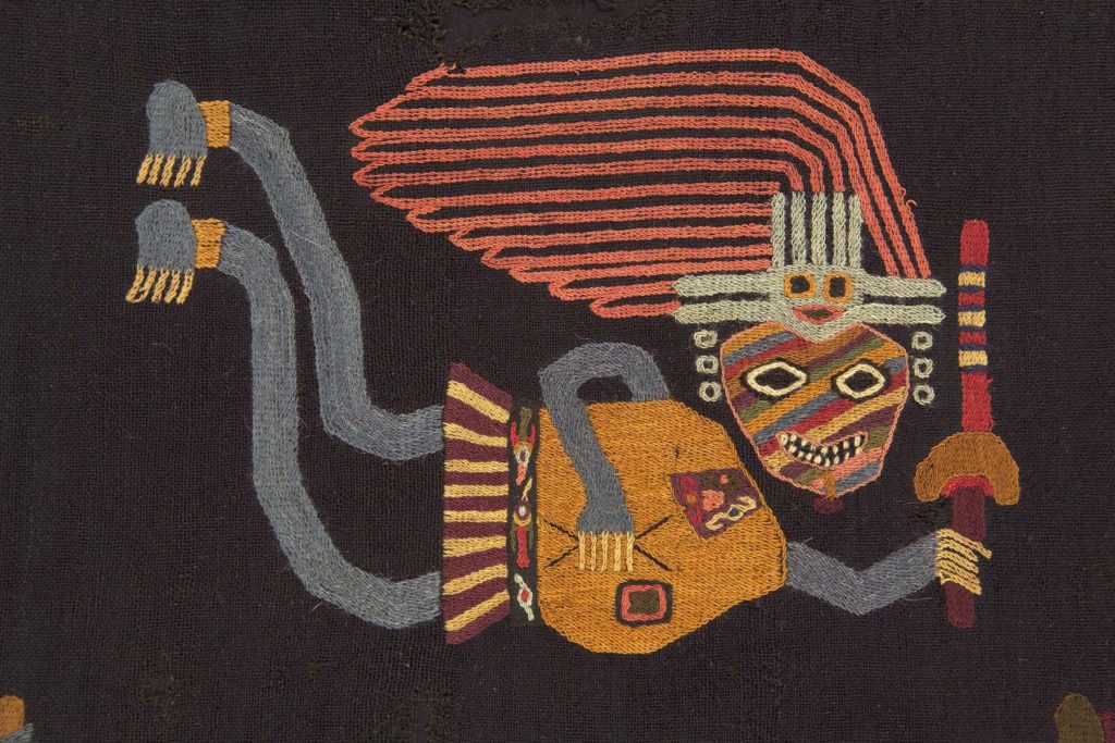Figura bordada em manta Paracas.