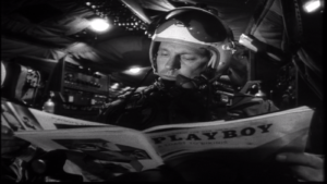 Piloto do B-52 lê a "Playboy.