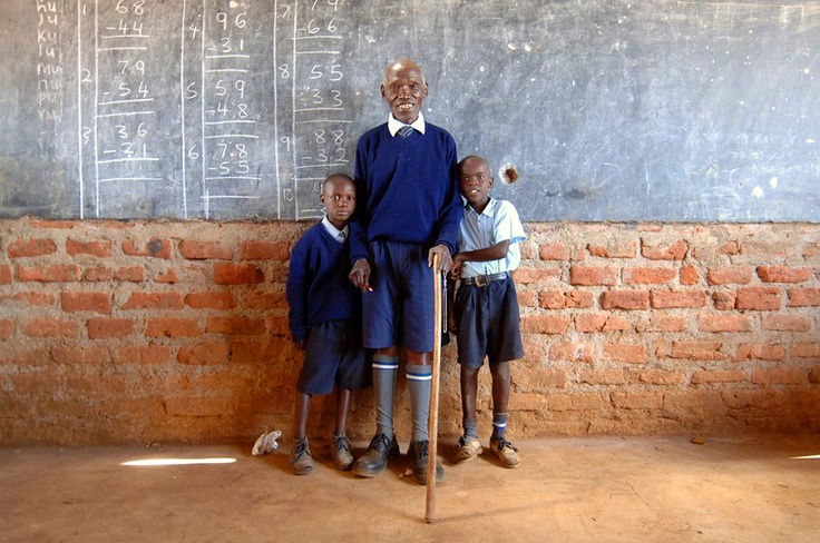 Kimani Maruge com alunos da escola primária.