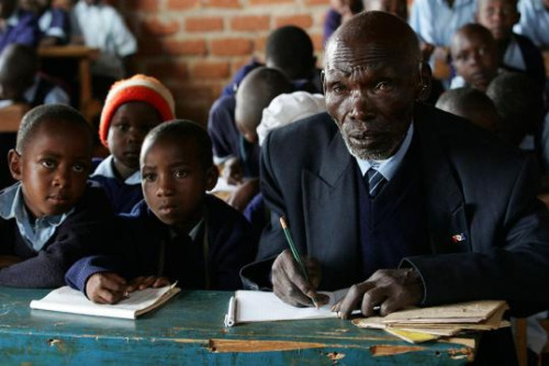 Foto real de Kimani Maruge na escola primária