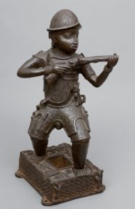 Europeu com armadura e arma, bronze de Benin