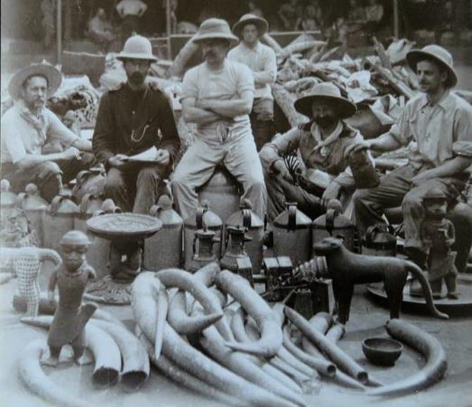 Soldados com o saque de Benin, 1897