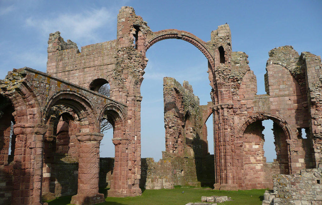 Ruinas do mosteiro de Lindisfarne, Inglaterra.