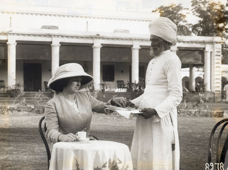Serviçal hindu serve chá a uma senhora britânica, início do século XX.