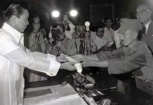 Hiroo Onoda oferece sua espada ao presidente filipino Ferdinand Marcos, 1974.