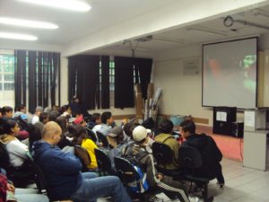 Alunos assistindo filme, Osasco, SP