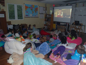 Alunos assistindo filme, Florida, EUA