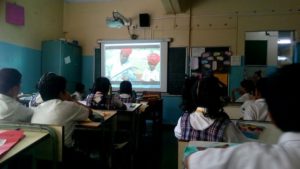 Alunos assistindo filme, India