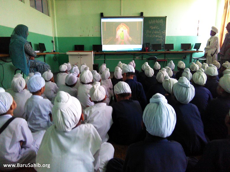 Alunos siks assistindo filme, Índia