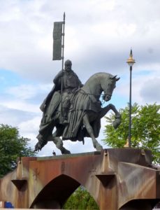 Estátua de cavaleiro templário em Ponferrada, Espanha.