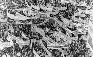 Multidão no comício da Central do Brasil